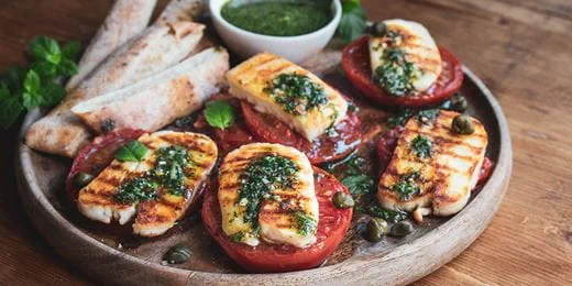 recipe image Geröstete Tomaten mit Haloumi und Minzpesto