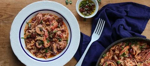 recipe image Giouvetsi (Reisnudeln-Eintopf) mit Meeresfrüchten und sonnengetrockneten Tomaten