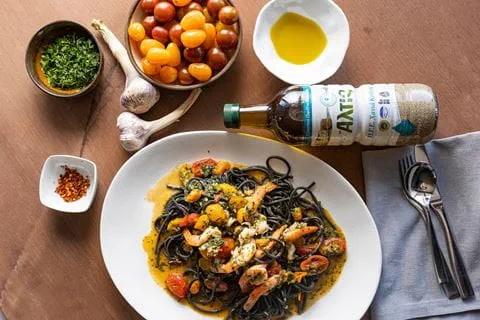 recipe image Γαρίδες με Spaghetti (Σπαγγέτι) από Μελάνι Σουπιάς και Πολύχρωμα Τοματίνια