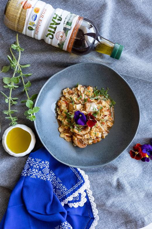 recipe image Σουπιές Κοκκινιστές με Χυλοπίτες