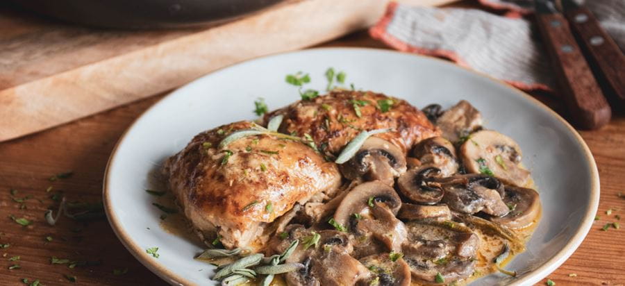 recipe image Κοτόπουλο με φασκόμηλο και μανιτάρια