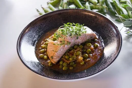 recipe image Φρέσκος Αρακάς με Ψητό Σολομό και Φινόκιο