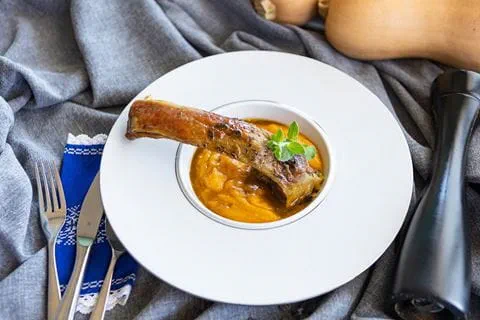 recipe image ΚΑΡΕ ΑΡΝΙΟΥ ΜΕ ΣΑΛΤΣΑ ΜΑΥΡΟΔΑΦΝΗΣ ΚΑΙ ΠΟΥΡΕ ΚΟΛΟΚΥΘΑΣ