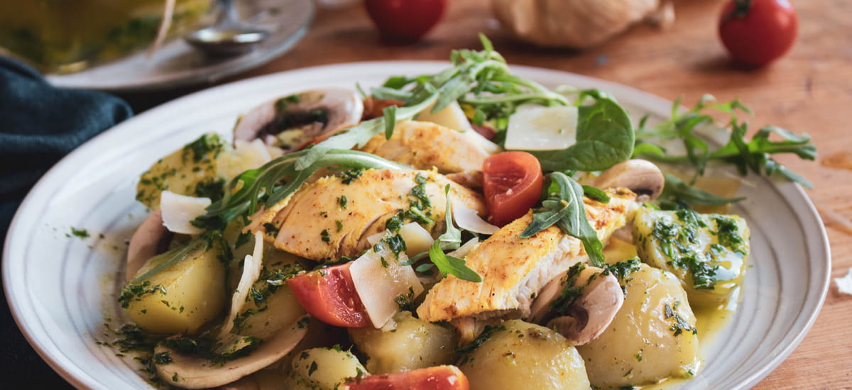 Salad with potatoes, chicken and basil pesto
