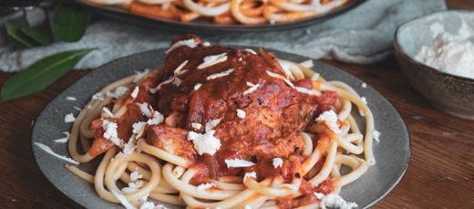 recipe image Coq au vin with thick spaghetti and feta cheese
